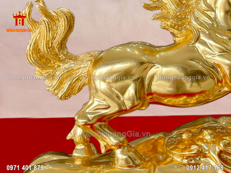 Từng đường nét trên bề mặt tượng được chạm khắc tỉ mỉ và tinh xảo nhất